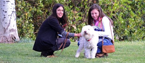 Adriana Ugarte con sus perros y una amiga en un parque