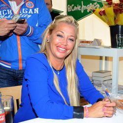 Belén Esteban firmando ejemplares de 'Ambiciones y reflexiones' en Sant Jordi 2014