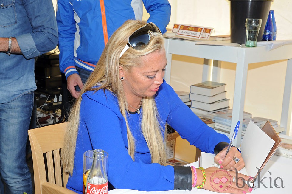 Belén Esteban firmando 'Ambiciones y reflexiones' en Sant Jordi 2014