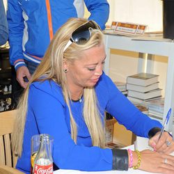 Belén Esteban firmando 'Ambiciones y reflexiones' en Sant Jordi 2014