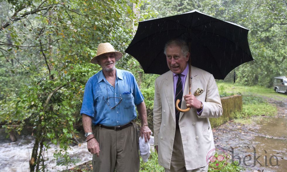 Carlos de Inglaterra con su cuñado Mark Shand en la India