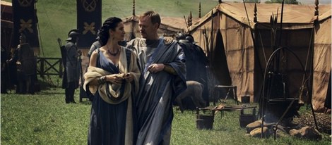 Carrie-Anne Moss y Jared Harris en un fotograma de 'Pompeya'