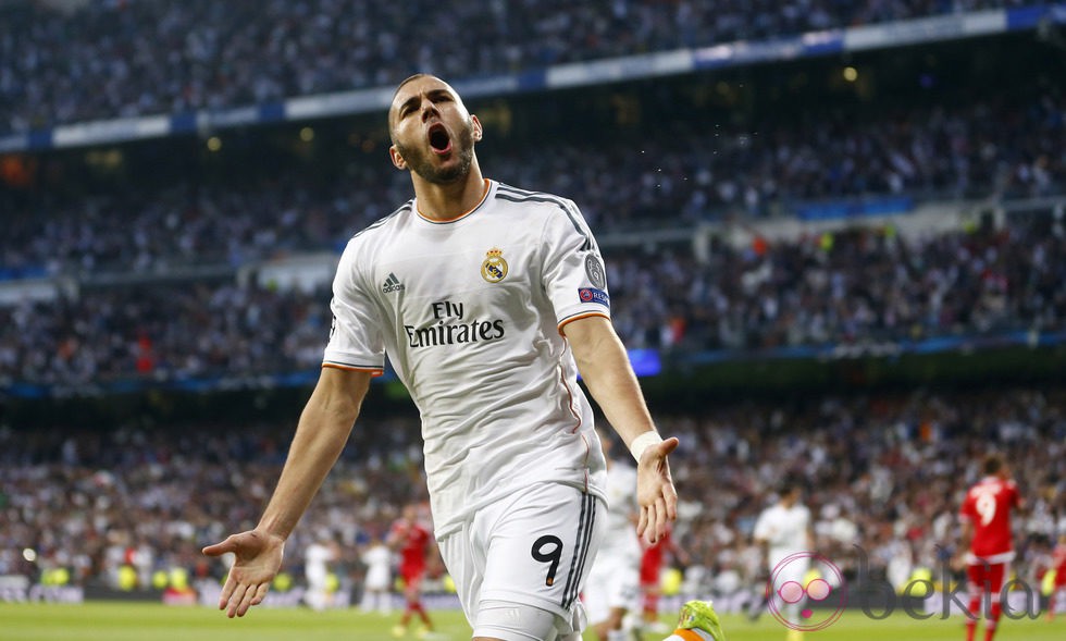 Benzemá celebra el gol del Real Madrid ante el Bayern de Munich en Champions