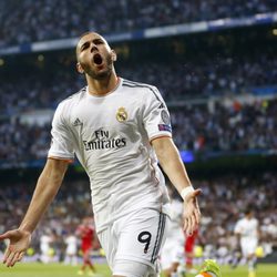 Benzemá celebra el gol del Real Madrid ante el Bayern de Munich en Champions