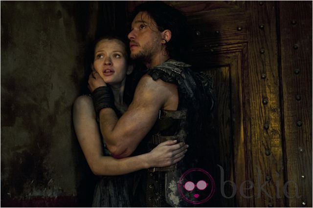 Emily Browning y Kit Harington en un fotograma de 'Pompeya'