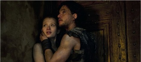 Emily Browning y Kit Harington en un fotograma de 'Pompeya'