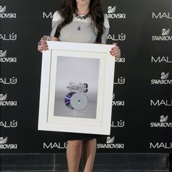 Malú recibe el Doble Disco de Platino durante la presentación de su 'Tour Sí'