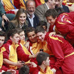 La Princesa Letizia se hace un selfie con los jóvenes jugadores de Voleibol en Valladolid