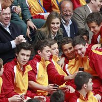 La Princesa Letizia se hace un selfie con los jóvenes jugadores de Voleibol en Valladolid