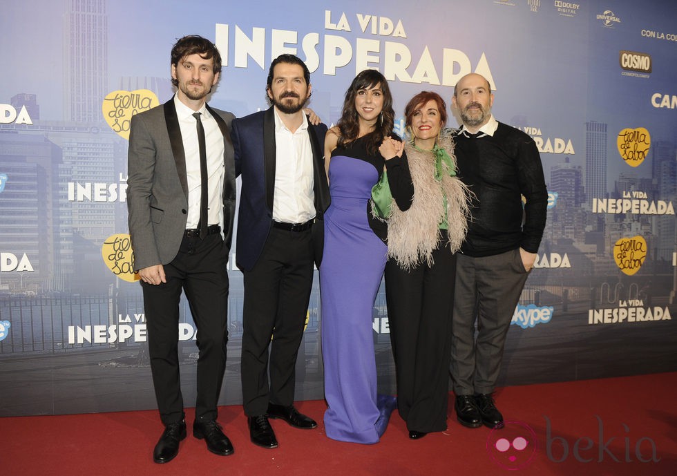 Raúl Arévalo, Jorge Torregrossa, Carmen Ruiz, Elvira Lindo y Javier Cámara en el estreno de 'La vida inesperada'