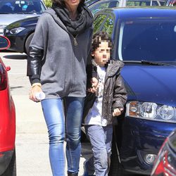 Sonia Ferrer recogiendo del colegio al hijo de Escassi