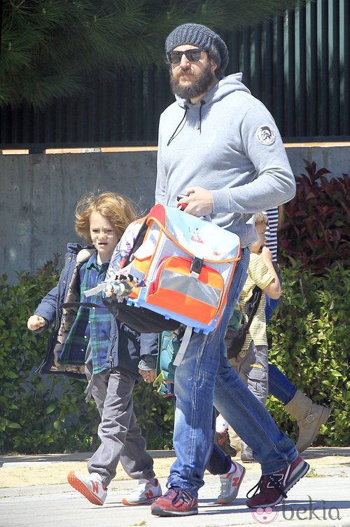 Borja Thyssen con sus hijos Sacha y Eric a la salida del colegio