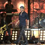 Enrique Iglesias durante su actuación en los Billboard Latinos 2014