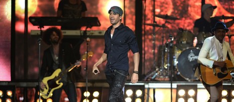 Enrique Iglesias durante su actuación en los Billboard Latinos 2014