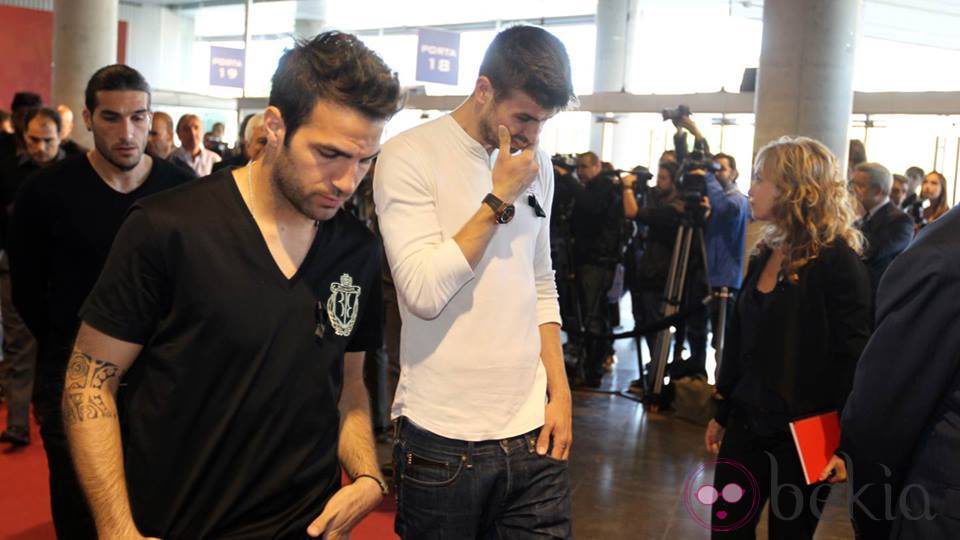 Cesc Fàbregas y Gerard Piqué en el homenaje a Tito Vilanova en el Camp Nou