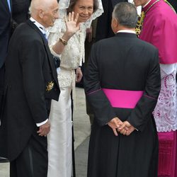 La Reina Sofía saludando de mantilla en el Vaticano