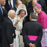 La Reina Sofía saludando de mantilla en el Vaticano