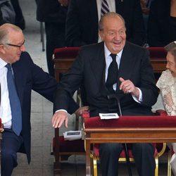 Rey Juan Carlos I y Reina Sofía saludan a Alberto II de Bélgica