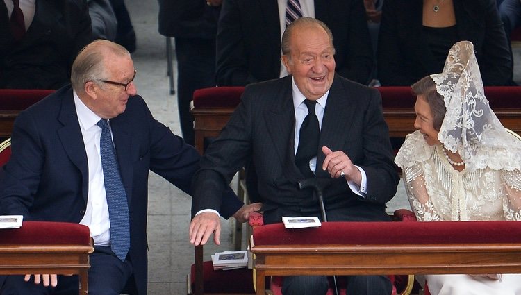 Rey Juan Carlos I y Reina Sofía saludan a Alberto II de Bélgica