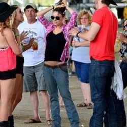 Mila Kunis y Ashton Kutcher lucen embarazo en el Stagecoach Festival 2014