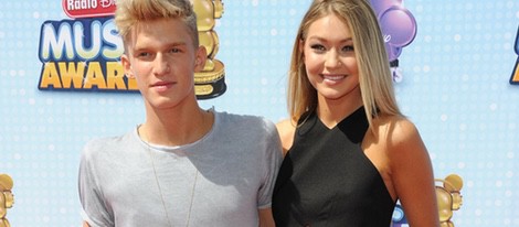 Cody Simpson y Gigi Hadid en los Radio Disney Music Awards 2014