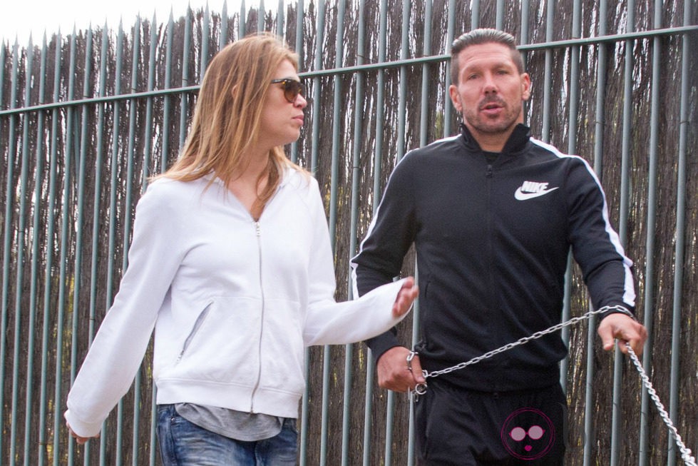 Simeone y Carla Pereyra paseando por las inmediaciones de su casa