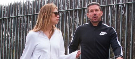 Simeone y Carla Pereyra paseando por las inmediaciones de su casa