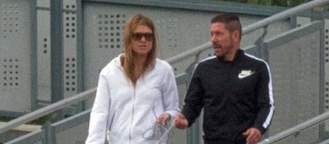 Simeone y Carla Pereyra paseando a su perro por Madrid