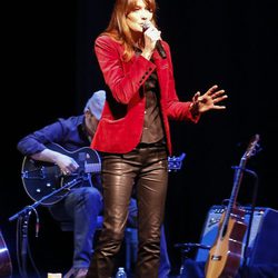 Carla Bruni ofreciendo un concierto en Los Angeles