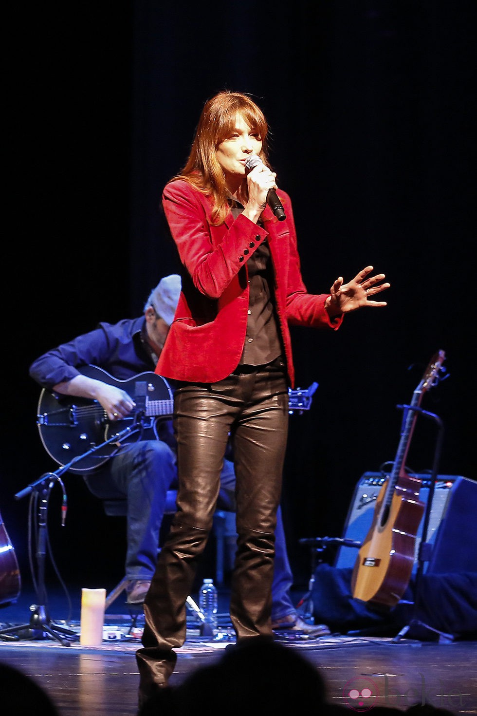 Carla Bruni ofreciendo un concierto en Los Angeles