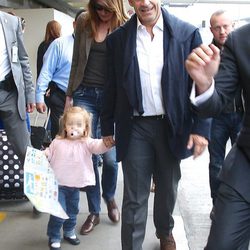 Nicolas Sarkozy y Carla Bruni con su hija Giulia en el aeropuerto de Los Angeles