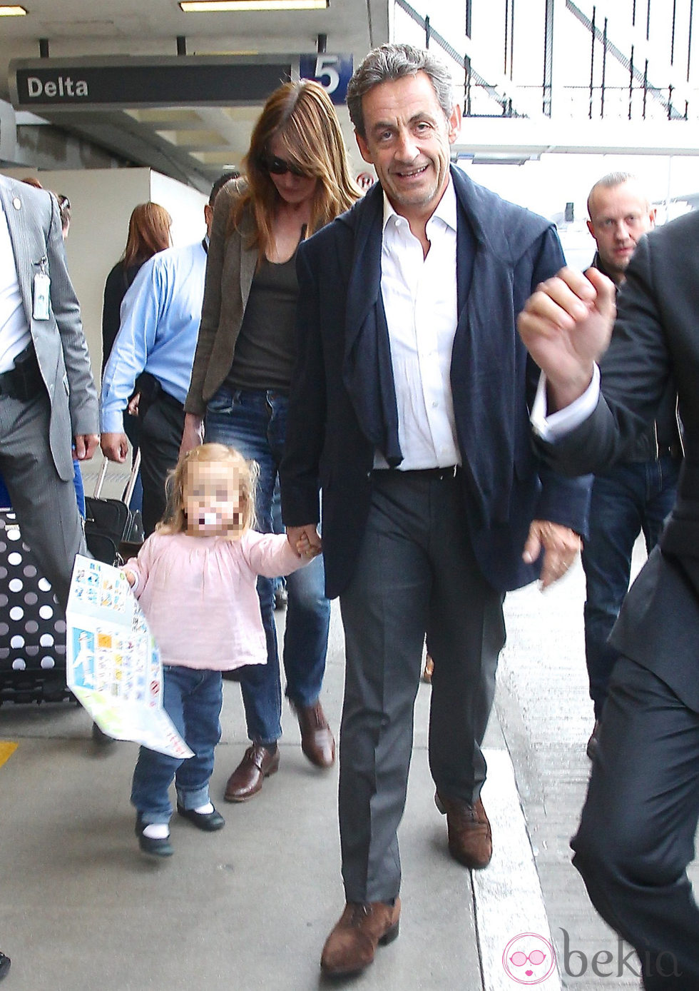 Nicolas Sarkozy y Carla Bruni con su hija Giulia en el aeropuerto de Los Angeles