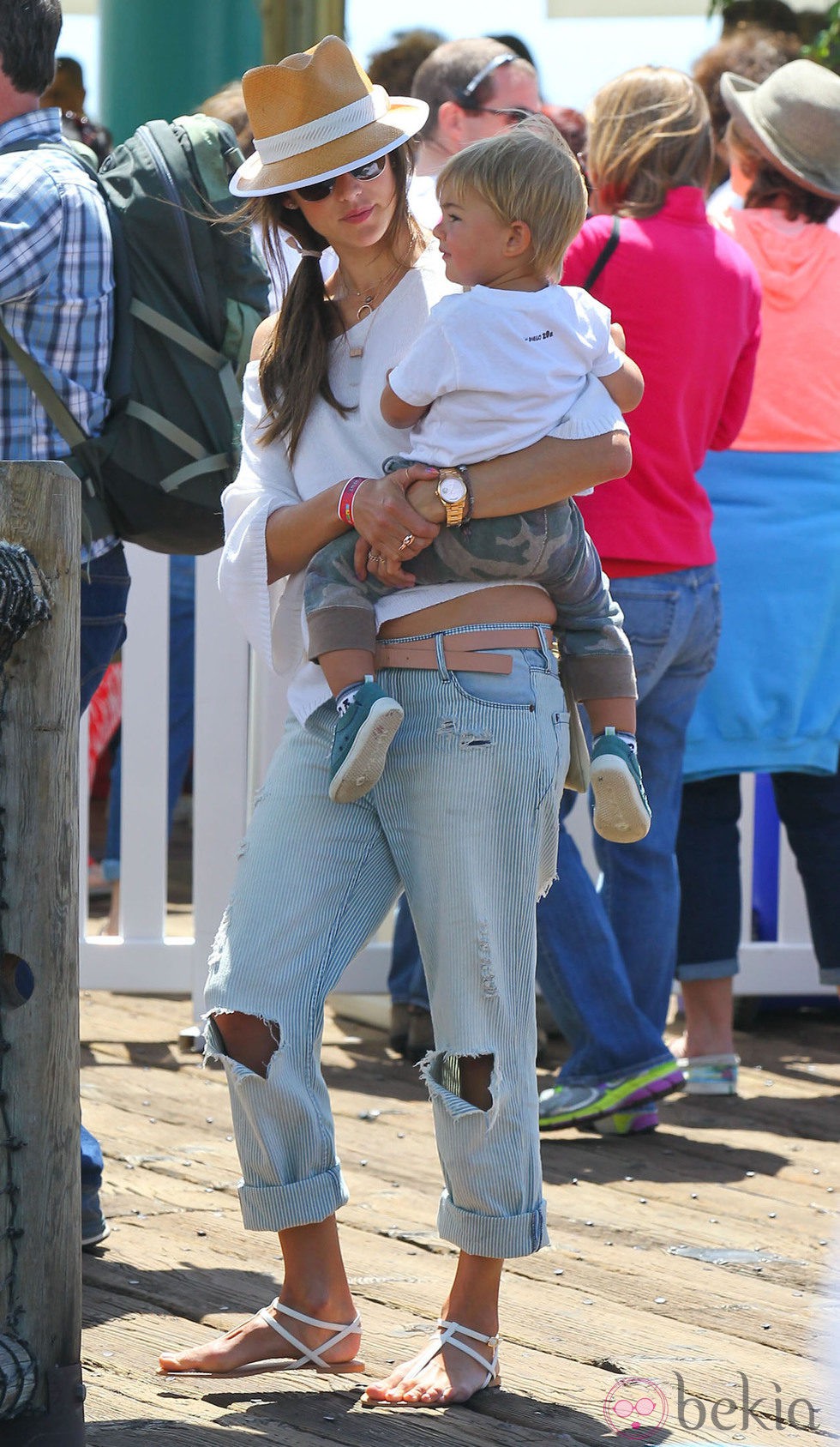 Alessandra Ambrosio con su hijo Noah en un parque de atracciones de Santa Mónica