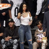 Rihanna en un partido de la NBA sin sujetador