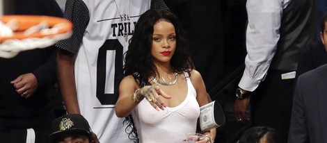 Rihanna en un partido de la NBA sin sujetador