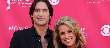 Joe Nichols y su mujer Heather Singleton en la Academia Country de Music Awards