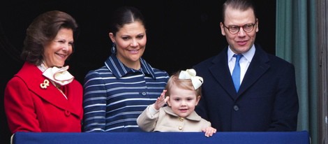 La Reina Silvia de Suecia con los Príncipes Victoria, Daniel y Estela en el 68 cumpleaños del Rey