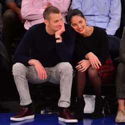 Olivia Munn y Joel Kinnaman juntos en un partido de baloncesto en Nueva York