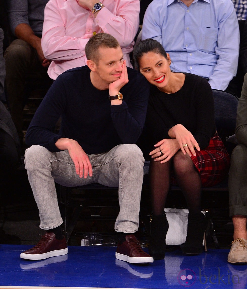 Olivia Munn y Joel Kinnaman juntos en un partido de baloncesto en Nueva York