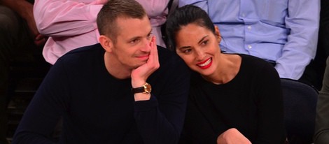 Olivia Munn y Joel Kinnaman juntos en un partido de baloncesto en Nueva York