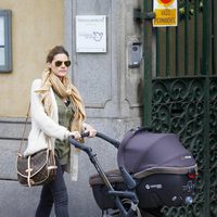 Amaia Salamanca paseando con su hija recién nacida Olivia