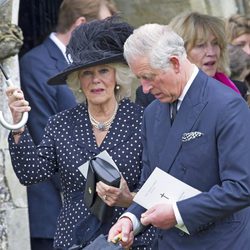 Camilla Parker con el Príncipe Carlos de Inglaterra en el funeral de su hermano Mark Shand