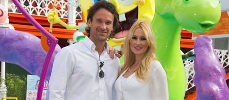 Carlos Moyá y Carolina Cerezuela en la inauguración del Nickelodeon Land del Parque de Atracciones de Madrid