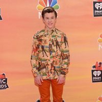 Nolan Gould en la alfombra roja de los iHeartRadio Music Awards 2014