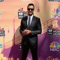 Luke Bryan en la alfombra roja de los iHeartRadio Music Awards 2014