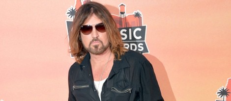 Billy Ray Cyrus en la alfombra roja de los iHeartRadio Music Awards 2014