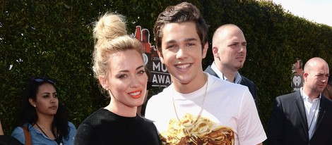 Austin Mahone y Hilary Duff en la alfombra roja de los iHeartRadio Music Awards 2014