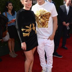 Austin Mahone y Hilary Duff en la alfombra roja de los iHeartRadio Music Awards 2014