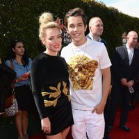 Austin Mahone y Hilary Duff en la alfombra roja de los iHeartRadio Music Awards 2014