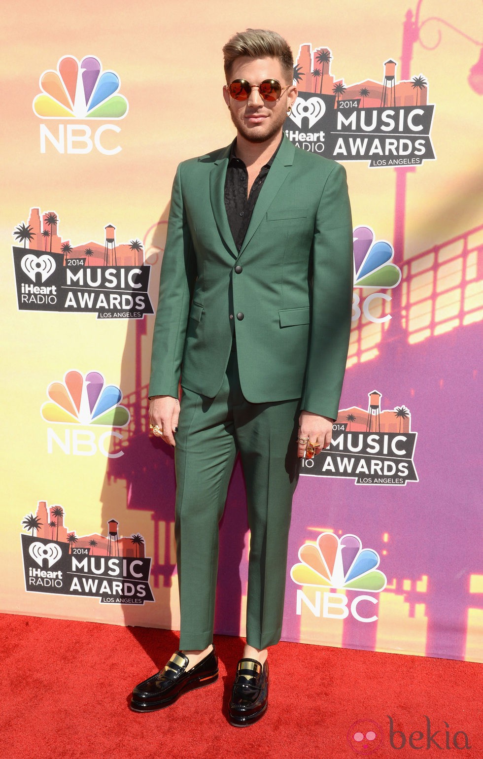 Adam Lambert en la alfombra roja de los iHeartRadio Music Awards 2014